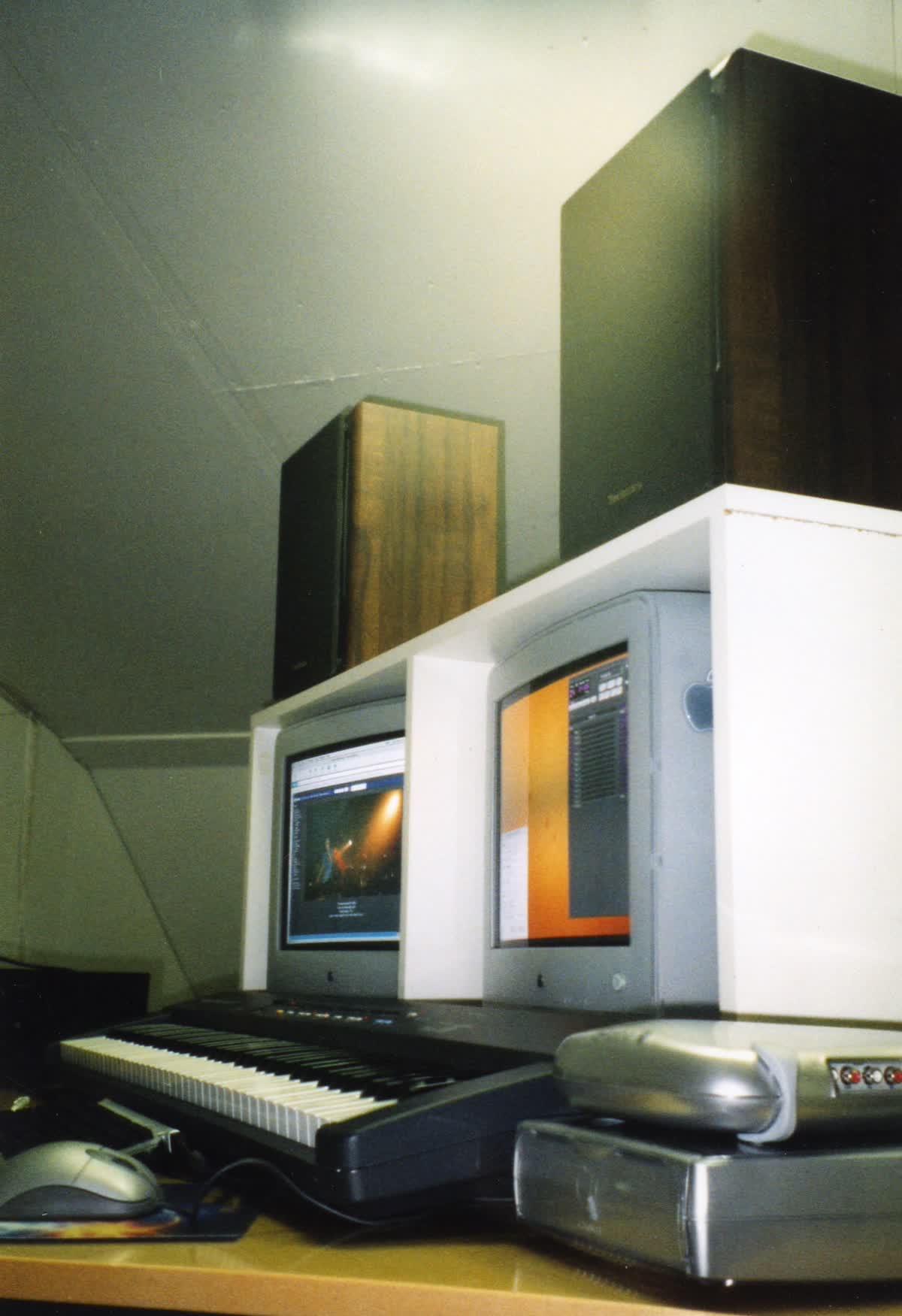 En liten studio i ett liten vindskontor i Stockholmstrakten.